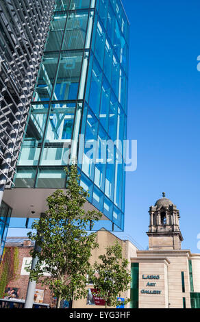 Newcastle Central Library mit Laing Art Gallery im Hintergrund. Newcastle Upon Tyne, England, Vereinigtes Königreich Stockfoto