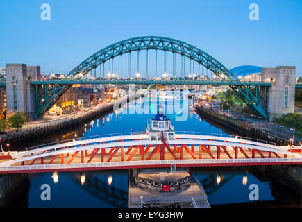 Newcastle Quayside und Tyne Bridge in der Abenddämmerung. Newcastle upon Tyne, England. de Stockfoto