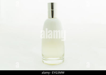 Parfüm-Flasche isoliert auf weißem Hintergrund. Stockfoto