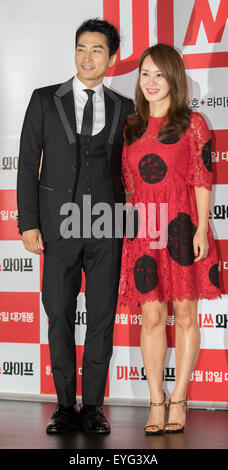 Song Seung-Heon und Uhm Jung-Hwa, 28. Juli 2015: südkoreanischer Schauspieler Song Seung-Heon (L) und Schauspielerin und Sängerin Uhm Jung-Hwa darstellen, während ein Presse-Event Förderung ihren neuen Film "Miss Frau" in Seoul, Südkorea. © Lee Jae-Won/AFLO/Alamy Live-Nachrichten Stockfoto