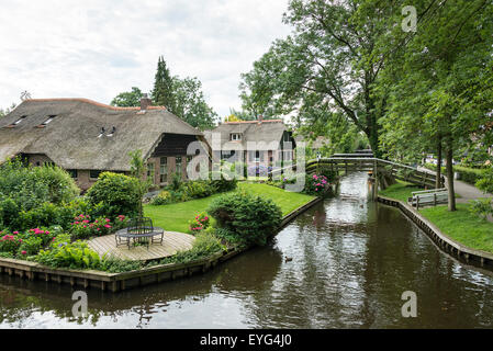 Kanal in Giethoorn auch das Venedig des Nordens genannt, es ist ein Ort in den Niederlanden mit typischen Häusern und Pflanzen und Blumen Stockfoto