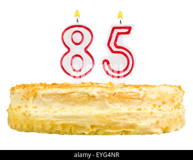 Geburtstagstorte mit Kerzen Nummer fünfundachtzig isoliert auf weißem Hintergrund Stockfoto