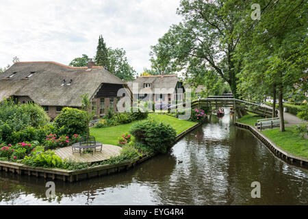 GIETHOORN, Niederlande - 18. Juli 2015: Unbekannte Touristen auf Bootsfahrt in einem Kanal in Giethoorn am 18. Juli 2015. Die schöne Stockfoto