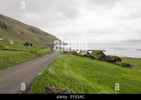 Kirkjubøur auf den Färöer Inseln mit typischen Häusern, Kirche und Straße Stockfoto