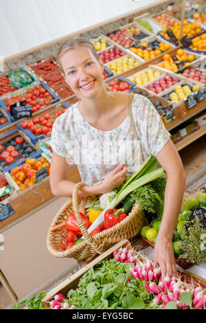 Frau dabei einige Lebensmittel einkaufen Stockfoto