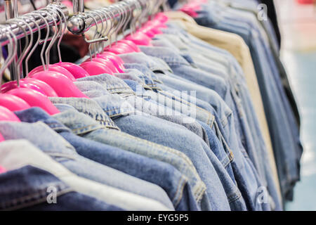 Jean Kleidung auf Gestellen auf der Messe. Flachen dof Stockfoto