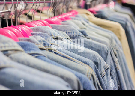 Jean Kleidung auf Gestellen auf der Messe. Flachen dof Stockfoto