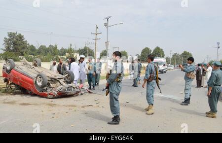 Kunduz. 29. Juli 2015. Afghanische Sicherheitskräfte versammeln sich um ein zerstörtes Fahrzeug am Ort der Explosion in der Provinz Kunduz im Norden Afghanistans am 29. Juli 2015. Zwei Personen wurden getötet und 11 weitere wurden verletzt, als eine Bombe zerriss Kunduz-Stadt die Hauptstadt der nördlichen Provinz Kunduz 250 km nördlich von Kabul am Mittwoch, Sprecher für Landesregierung Abdul Wadod Wahidi sagte. Bildnachweis: Ajmal/Xinhua/Alamy Live-Nachrichten Stockfoto