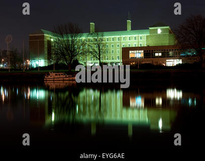 County Hall spiegelt sich in den Fluss Trent in der Nacht, Nottinghamshire, England UK Stockfoto