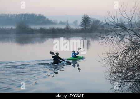 Ruderer auf dem Fluss Trent bei Sonnenaufgang, Colwick Nottingham England UK Stockfoto