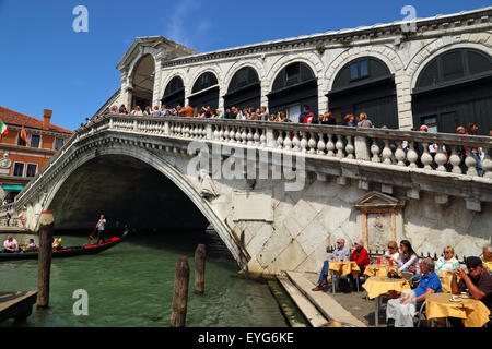 Ponte di Rialto (Rialtobrücke) über den Canal Grande, Venedig, Italien Stockfoto