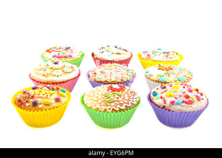 Bunte Tasse Kuchen in einer Reihe über weiß Stockfoto