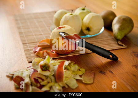 Äpfel schälen Früchte liegen auf Bambusmatte Stockfoto