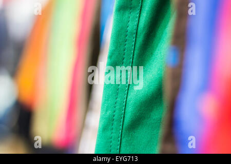 Kleiderbügel in dem Bekleidungsgeschäft. Flachen Dof. Stockfoto