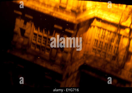 Wollaton Hall beleuchtet nachts, reflektiert in etwas Wasser - Wollaton Nottinghamshire England UK Stockfoto