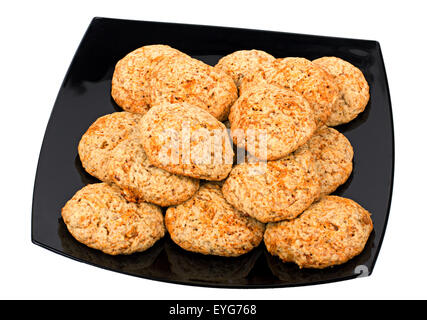 Cookies auf einer schwarzen Platte isoliert auf weißem Hintergrund Stockfoto