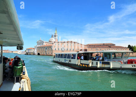 Vaporetto-Haltestelle in Venedig Stockfoto