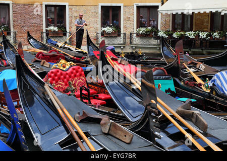 Gondel Parken am Servizio Gondole Bacino Orseolo, Venedig, Italien Stockfoto