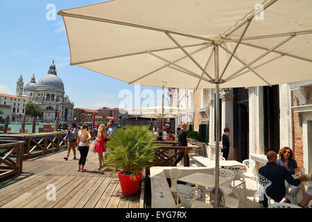 Terrasse von L'Ombra del Leone Cafe des Palazzo Giustinian, Biennale Büro. Blick zur Salute-Kirche. Stockfoto