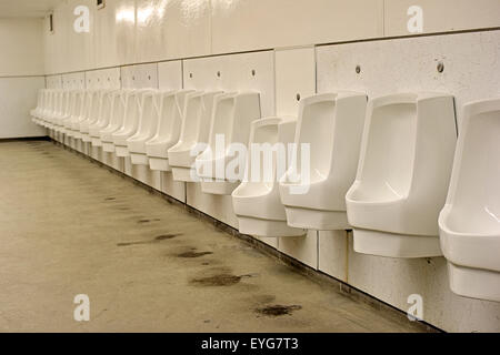 Urinale in der Mens öffentliche Toilette beim Tanglewood Music Festival in Lenox, Massachusetts Stockfoto