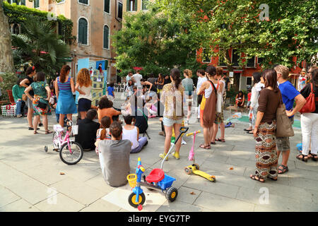 Kinder freuen sich über Puppet show im Straßenfest Campo San Giacomo, Venedig Stockfoto