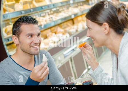 Paar, Essen, mit Käse Stockfoto