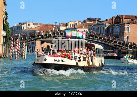 Vaporetto-Haltestelle in Venedig Stockfoto