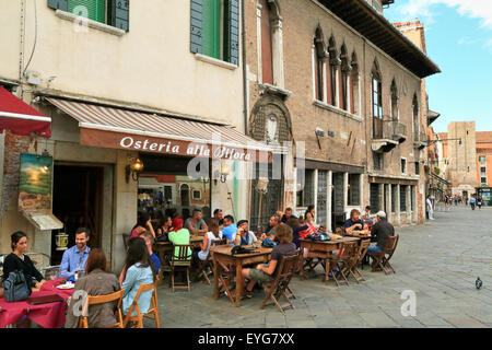 Osteria Alla Bifora - italienische Café-Bar-Restaurant am Campo Santa Margherita, Venedig, Italien Stockfoto