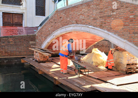 Ponte del Soccorso. Rio Dei Carmini, Bauarbeiten auf der Brücke von Venedig Stockfoto