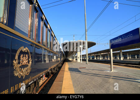 Der Venice Simplon-Orient-Express Luxus Zug am Bahnhof von Venedig. Stockfoto