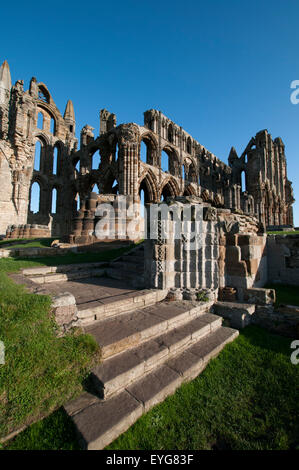 Frühen Wintermorgen in den Ruinen von Whitby Abbey, North Yorkshire England UK Stockfoto