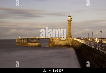 Langzeitbelichtung bei Whitby Pier, North Yorkshire England UK Stockfoto