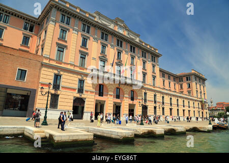 Vom Bahnhof Venedig Santa Lucia - Bahnhof alte historische Gebäude Stockfoto