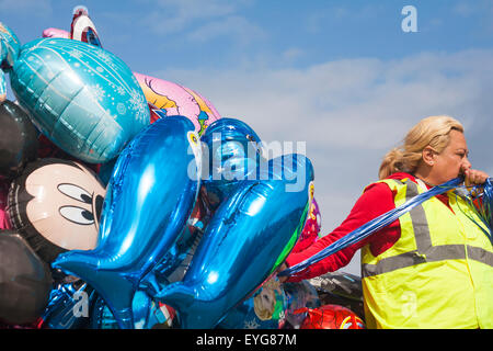 Ballon-Verkäufer bei Swanage Karneval im Juli Stockfoto