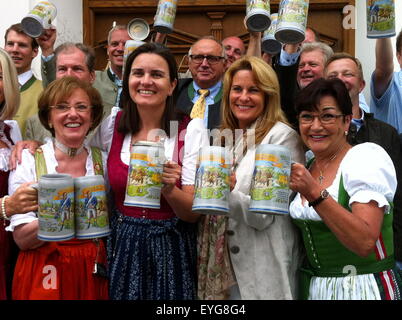 München, Deutschland. 28. Juli 2015. Das Oktoberfest Mädchen vom Land Anneliese Haberl aus der Ochsenbraterei (l-R), Stephanie Spendler aus dem Loewenbraeu Zelt, Silja Schrank-Steinberg aus dem Hofbraeu-Zelt, Christa wurde aus dem traditionellen Oidn Wiesn Zelt und Gastgeberin Toni Roiderer (c) vorhanden die "Den Krug der Wiesenwirte 2015" (der offizielle Krug des Festivals 2015) in München, 28. Juli 2015. Foto: Sabine Dobel, Dpa/Alamy Live-Nachrichten Stockfoto