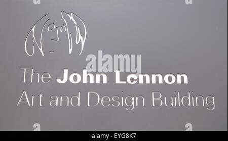 John Lennon Kunst und Design Gebäude Zeichen, Liverpool, Merseyside, England, UK, Westeuropa. Stockfoto