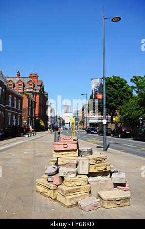 Eine Anamnese entlang Hope Street mit dem Liverpool Metropolitan Cathedral nach hinten, Liverpool, Merseyside, England, UK. Stockfoto