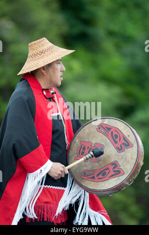 Erste Nation Gitmaxmak'ay Nisga ' a Tänzer, eine Hand Trommel schlagen. Street Parade in Prince Rupert Seafest Stockfoto