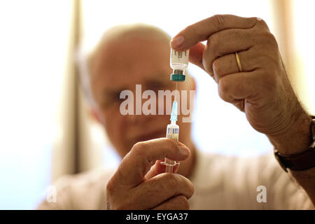 Berlin, Deutschland, eine Spritze ist gefüllt mit MMRV Impfstoff Stockfoto