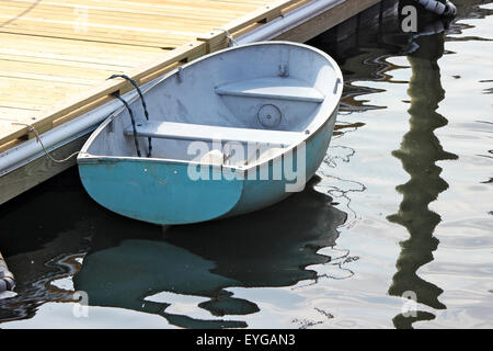 Ein kleines blaues Boot gebunden zu einem Dock in Perkins Cove, Ogunquit, Maine Stockfoto