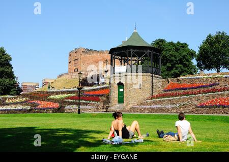 Blick auf den Schlossgarten und Musikpavillon mit der normannischen Burg nach hinten, Tamworth, England, Großbritannien. Stockfoto