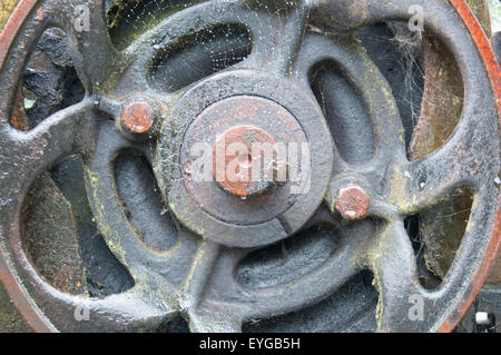 Nahaufnahme von einer verrosteten Webmaschine im Regen, Pembrokeshire West Wales UK Stockfoto