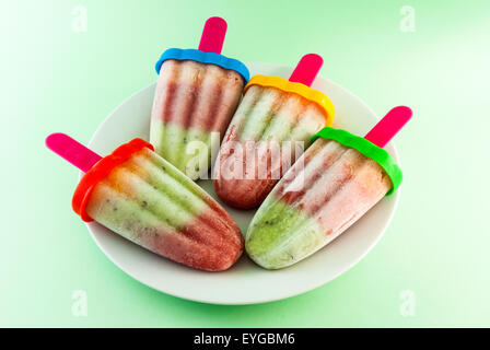 Hausgemachten bunten Obst Eis mit einem Stock Stockfoto