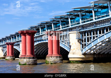 Blick vom Südufer des Westseite der Bogen Wrough Eisen London Blackfriars Railway Bridge mit Plattformen, die Themse überqueren Stockfoto