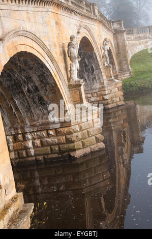 Nebligen Herbstmorgen am Ufer des River Derwent in Chatsworth, Peak District Derbyshire England UK Stockfoto