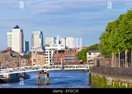 London Canary Wharf Docklands Skyline-Blick auf die Themse entlang Bankside mit grünen Bäumen, Häuser am Wasser im Spätsommer Stockfoto