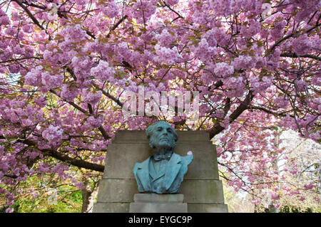 Samuel Morley Statue umgeben von Frühjahr blühen am Stadtpark Arboretum in Nottingham, Nottinghamshire, England UK Stockfoto