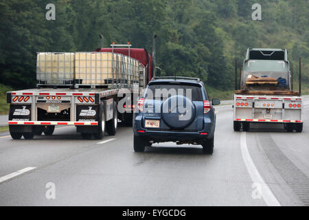 Charlotte, USA, versuchte Auto zwei Lastwagen auf der mittleren Spur zu überholen Stockfoto