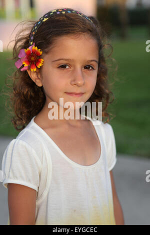 Sankt Petersburg, USA, kleines Mädchen mit Blume im Haar im Porträt Stockfoto