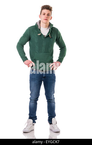 Attraktive trendige jungen Mann in Jeans und grüne Strickpullover, isoliert auf weißem Hintergrund, Blick in die Kamera Stockfoto